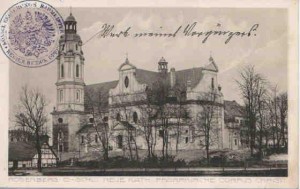 Kościół parafialny pw. Bożego Ciała na pocztówce wydanej w latach 1913-1918