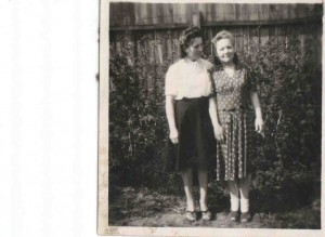 1947 Nakło mama p. Bogumily-Helena Burakowska z bratową Władzią