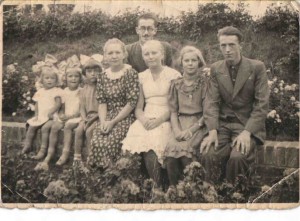Przed 1939 ogórd botaniczny w Bydgoszczy p. Helena burakowska w sukni z kwiatkami