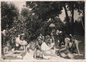W -wa 1943 nad Świederm, mama helenka z dziećmi