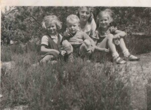 W-wa 1943 wkacje w radości w warkoczykach p. bogumila z basią Juźwiak, z siostrą Grazynką- od lewej z kuzynem januszem