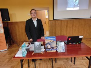 Edward Przebieracz autor publikacji "Jan Nikodem Jaroń" na spotkaniu muzealnym w Oleśnie