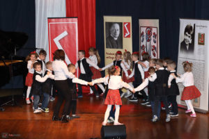 Występ dzieci z przedszkola podczas uroczystości obchodów 90. rocznicy powstania Rodła w MDK w Oleśnie
