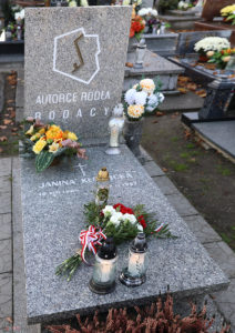 Grób Janiny Kłopockiej na cmentarzu w Oleśnie