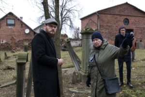 Dyrektor muzeum w Oleśnie oprowadza rabina po cmentarzu żydowskim