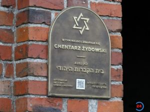Tablica oznakowania cmentarza żydowskiego w Oleśnie
