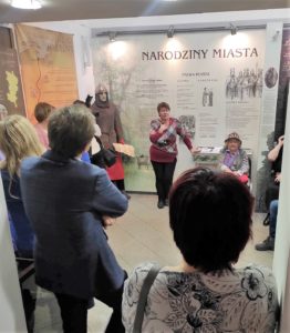 Dyrektor muzeum otwiera wystawę "Spotkania z Boliwią"