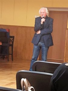 Przewodniczący Rady Opolskiej Fundacji Filmowej Marek Brożek prezentował film