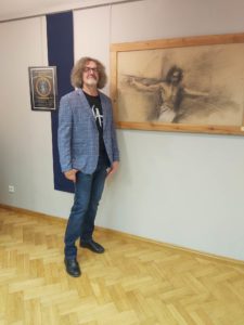 Oleski artysta Stanisław Pokorski przed swoim obrazem