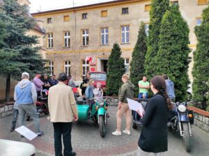 Motocykle z czasów PRL na placu przed muzeum w Oleśnie