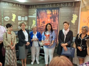 Dyrektor ŚDS w Sowczycach Katarzyna Balcerzak z urodzinowym tortem-darem muzeum dla jubilatów 