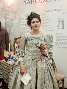 Młoda dama w sukni rokokowej 